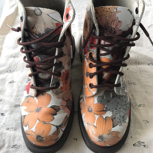 *SOLD* White Floral Doc Martens - Picture 7 of 7